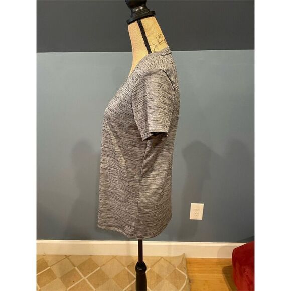 Under Armour Women's Gray V-Neck Short Sleeve T-Shirt Size M Casual - Picture 5 of 9